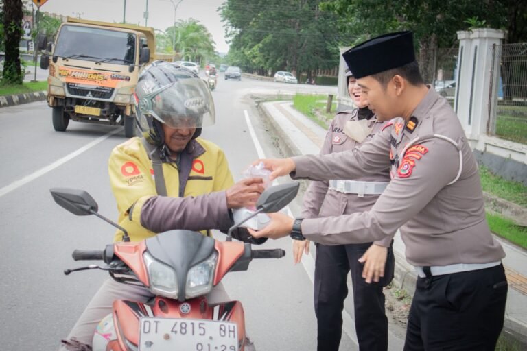 Ditlantas Bersama Biro Rena dan Bid Keu Berbagi Takjil di Depan Mako Polda Sultra