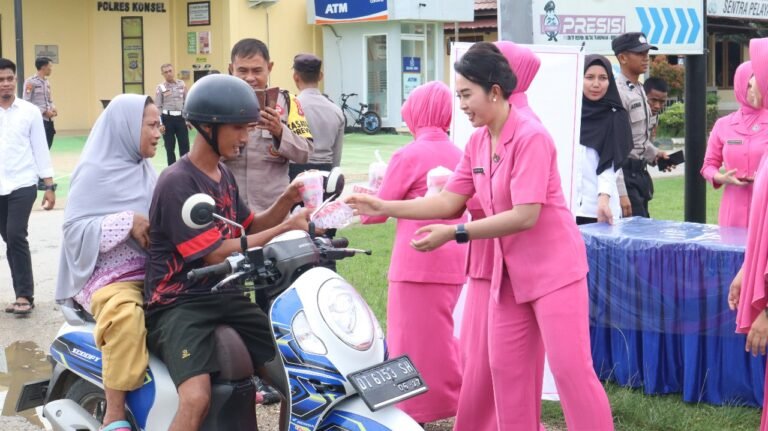 Bhayangkari Konsel Berbagi Takjil ke Pengguna Jalan