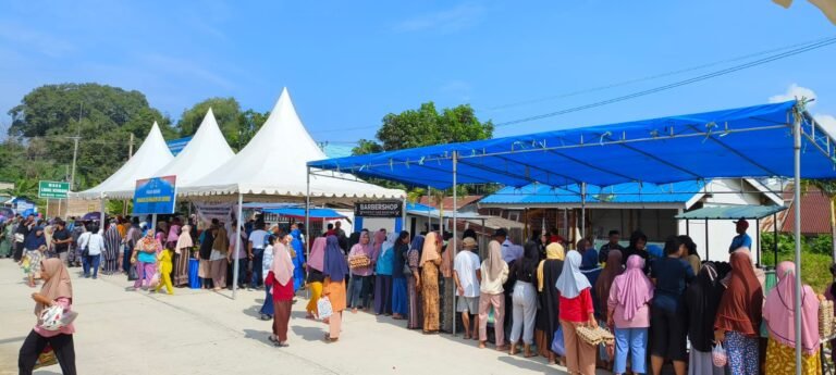 Bantu Masyarakat Dapatkan Sembako dengan Harga Terjangkau, Lanal Kendari Gelar Pasar Murah