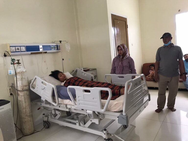 Sukirman Beri Pengobatan Gratis Terhadap Korban Perundungan di Kendari
