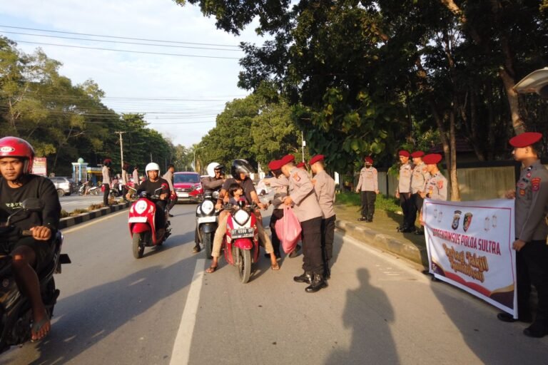 Personel Dit Reskrimsus dan Bid TIK Polda Sultra Bagikan Takjil ke Pengguna Jalan