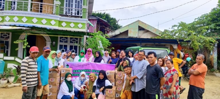 MW Forhati Sultra Salurkan Bantuan ke Korban Banjir di Kendari