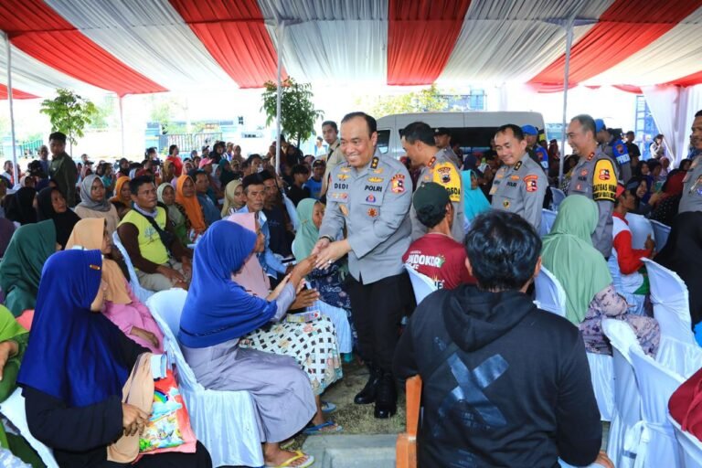 As-SDM Kapolri dan Rombomgan Kunjungi  Korban Banjir Demak