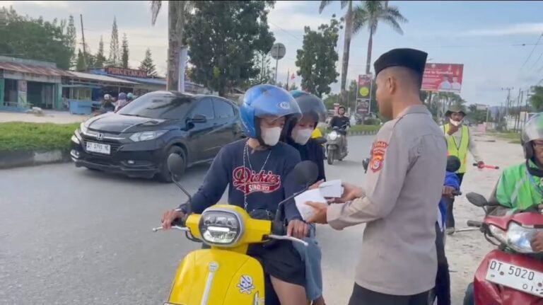 Dit Binmas Polda Sultra Berbagi Takjil ke Pengguna Jalan