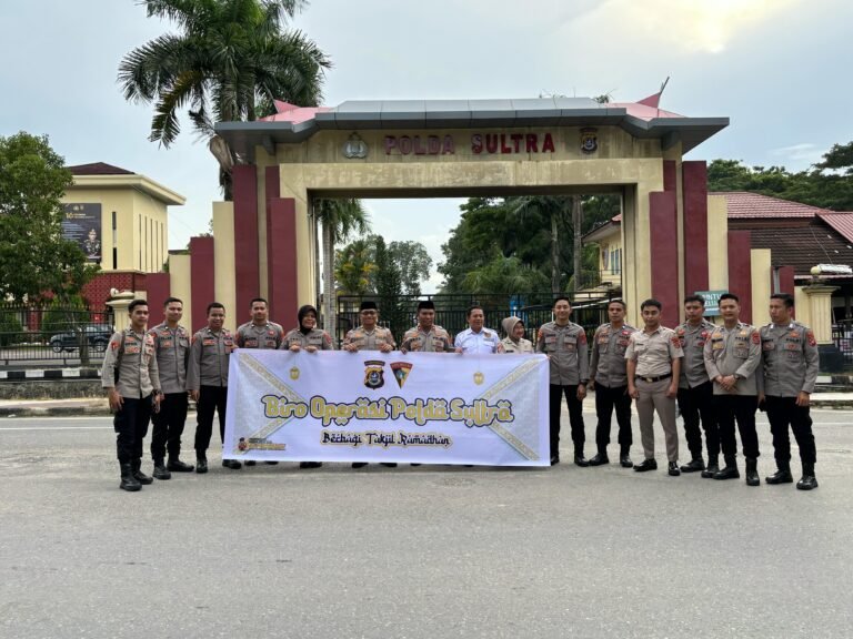 Biro Ops dan Biro SDM Polda Sultra Berbagi Takjil ke Pengguna Jalan