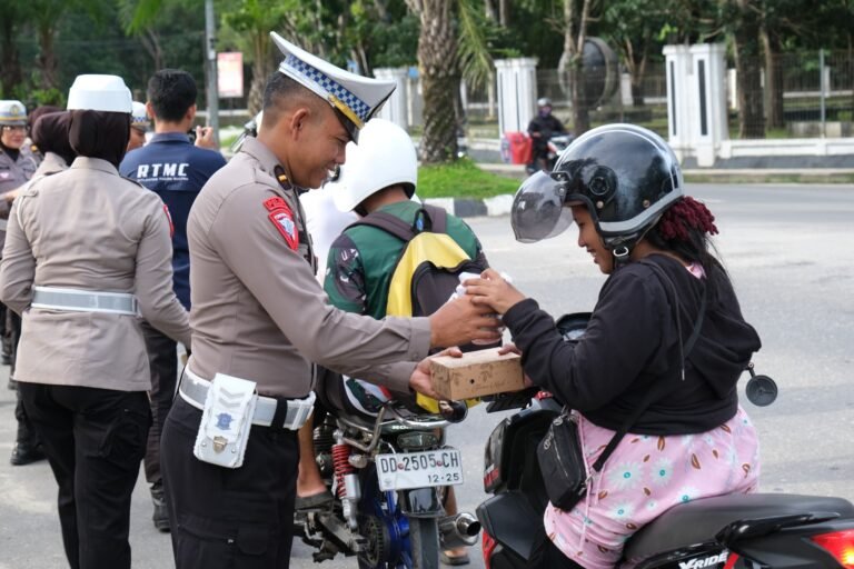 Polda Sultra Kembali Berbagi Takjil ke Pengguna Jalan
