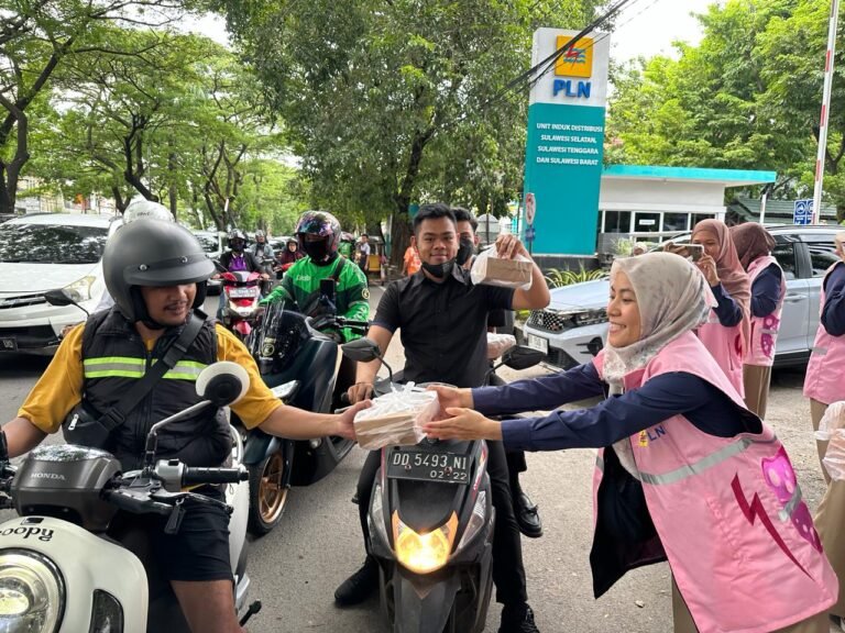 Srikandi PLN Semarakkan Bulan Ramadan dengan Berbagi Takjil ke Pengguna Jalan