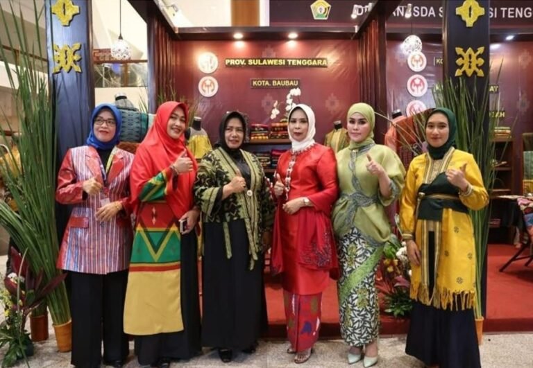 Tenunan Sultra Kembali Berpartisipasi di Indonesia Fashion Week 2024