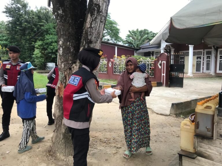 Personel Dit Reskrimum dan Dit Samapta Polda Sultra Kembali Berbagi Takjil Kepada Masyarakat Kota Kendari
