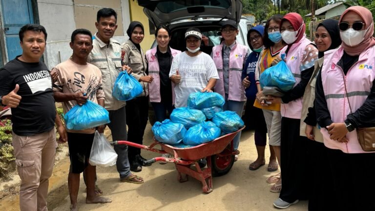 YBM PLN UP3 Kendari Salurkan Bantuan Korban Banjir