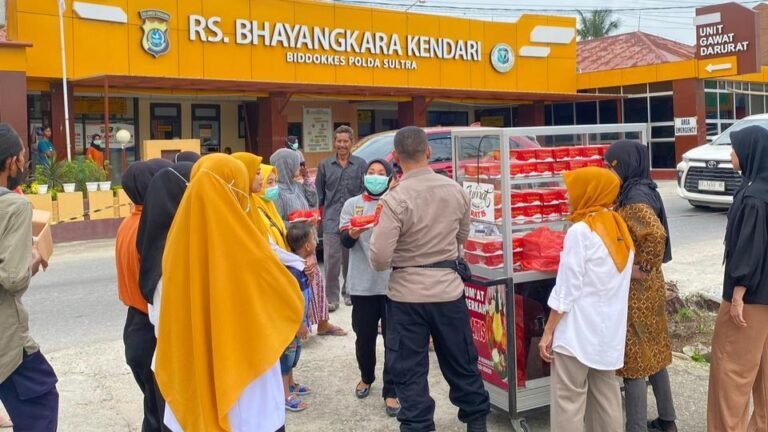 Polda Sultra Kembali Berbagi Takjil ke Masyarakat di Kota Kendari