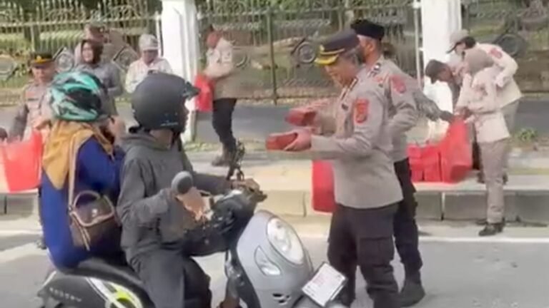 Biro Logistik Polda Sultra Berbagi Takjil ke Pengguna Jalan