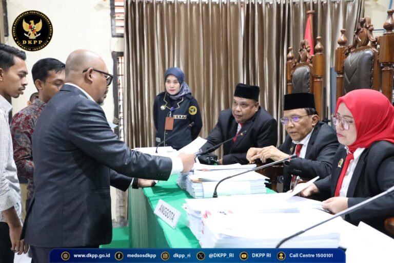 Diantar Ojol Bacaleg DPD RI Amnaeni Dg Tabaji Daftar ke KPU