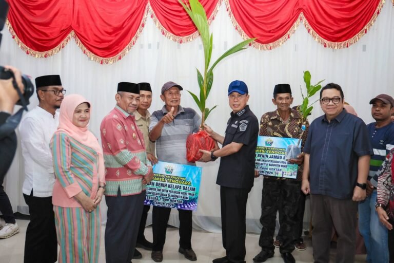 Safari Ramadan, Gubernur Sultra Salurkan Alsintan dan Benih Perkebunan