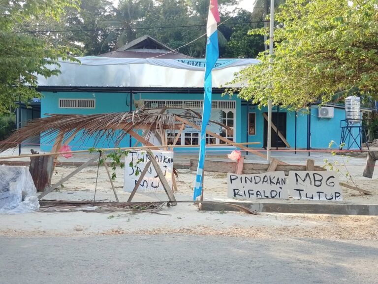 Emak-Emak Segel Dapur MBG Puao, Rekrutmen Relawan Diprotes Warga