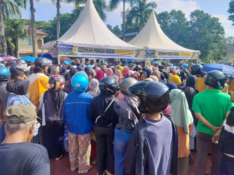 Pasar Murah Polda Sultra Diserbu Warga, Antrean Panjang Berburu Sembako