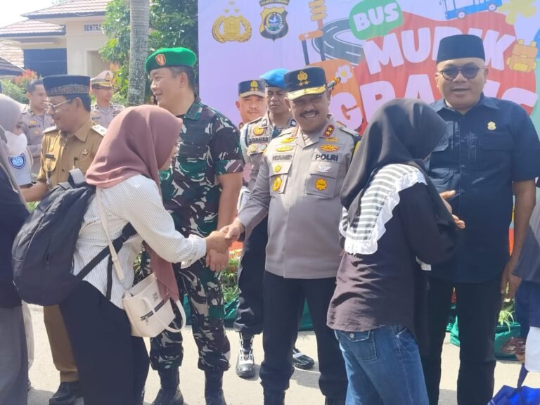 Polda Sultra Berangkatkan 135 Pemudik Gratis ke Muna Raya
