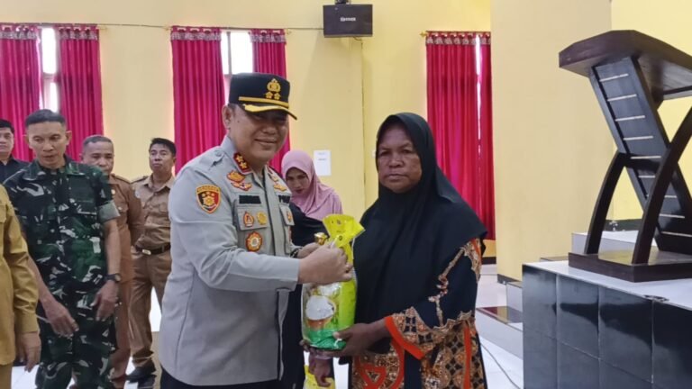 Kapolres Buton Tinjau Pasar Murah Lapandewa Jelang Idulfitri