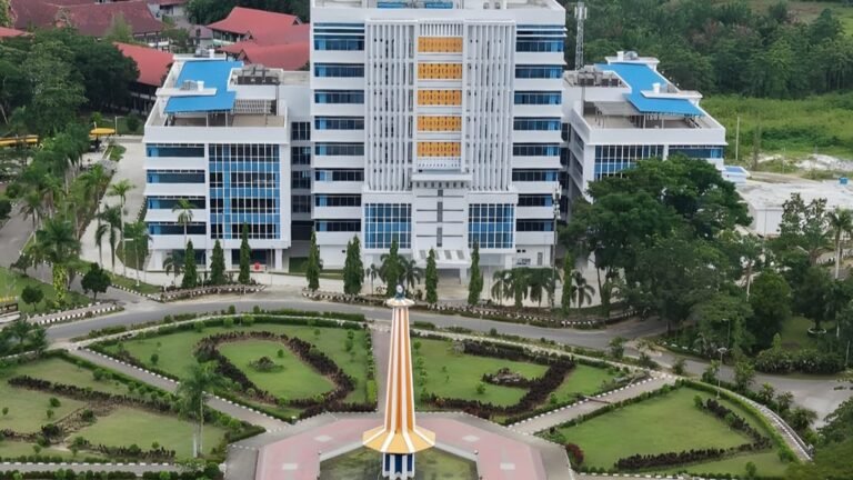 PU Serahkan Gedung Kuliah Umum ke UHO