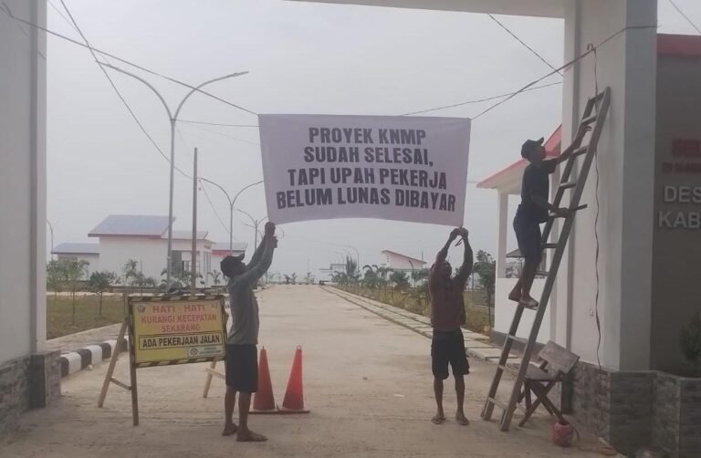 Pekerja KNMP Konawe Pasang Baliho, Upah Belum Dibayar