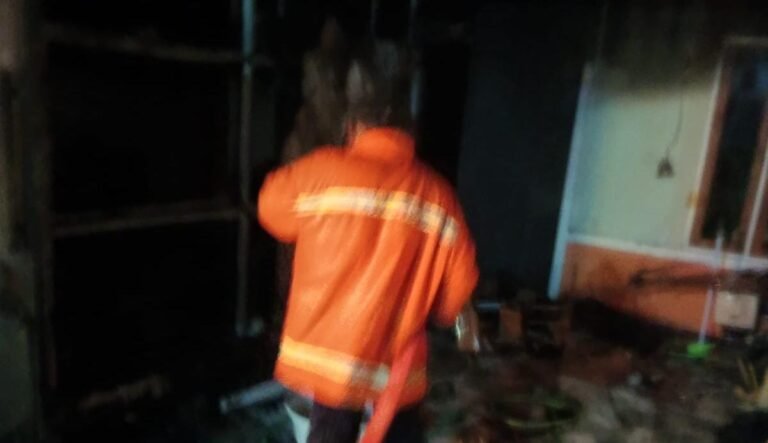 Kebakaran Rumah di Puwatu Kendari, Damkar Kendari Gerak Cepat