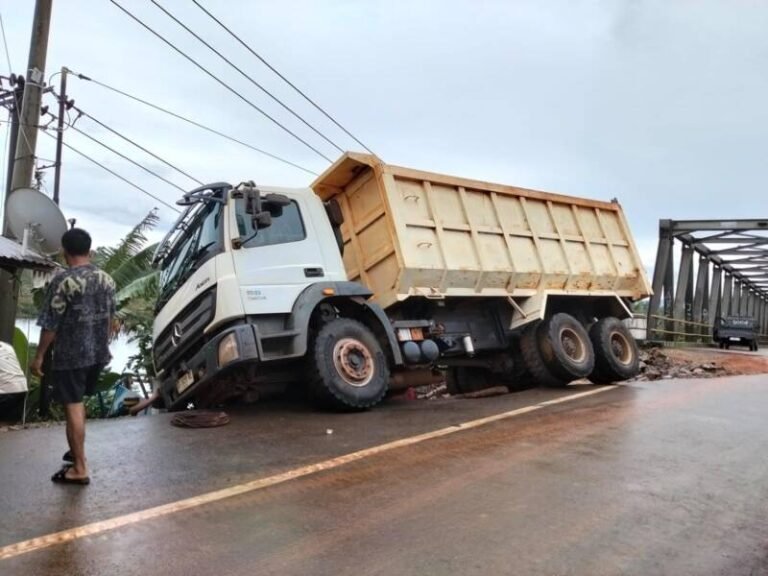 Bahu Jalan Jembatan Rawa Aopa Amblas, Pengendara Terancam Celaka