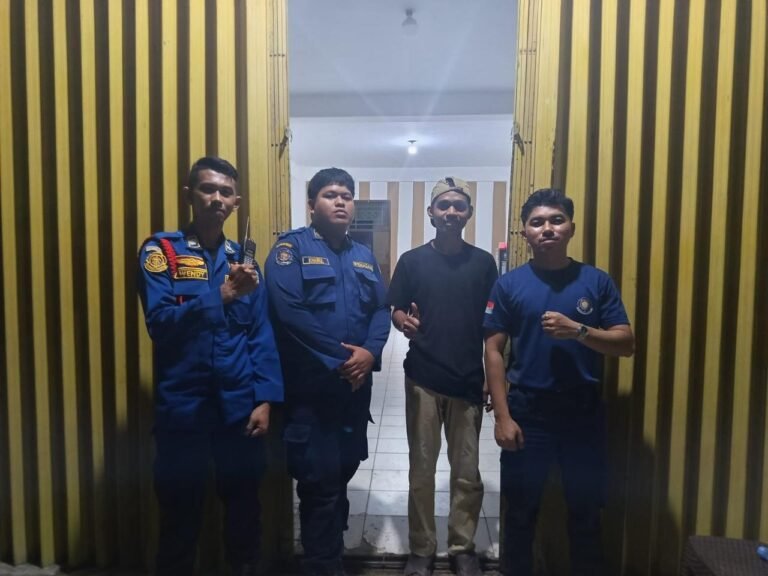 Damkar Kendari Evakuasi Pintu Ruko Terkunci dari Dalam