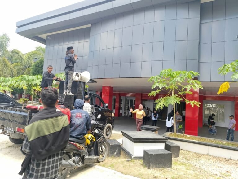Kasus Tangkap Lepas Tongkang Berulang, KORUM Minta DPRD Sultra Turun Tangan
