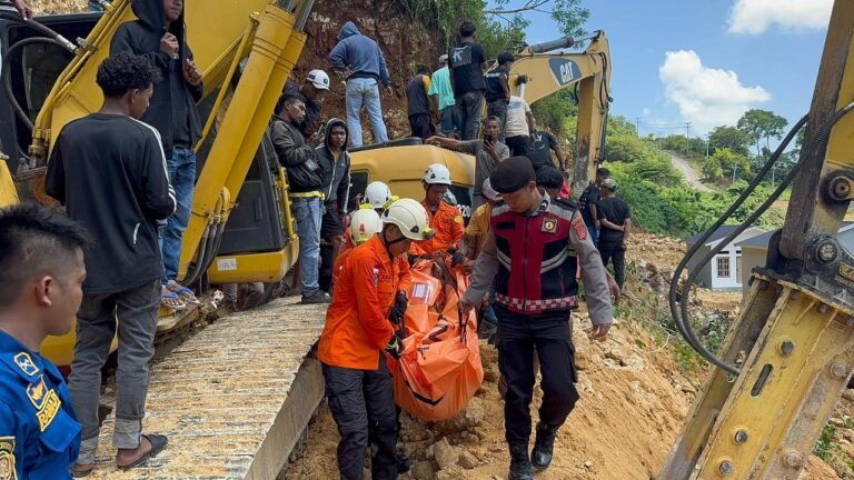 Operator Excavator Tewas Tertimpa Batu di Baubau