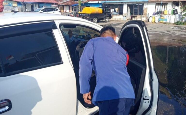 Damkar Kendari Evakuasi Mobil Terkunci di Pelabuhan Wakatobi