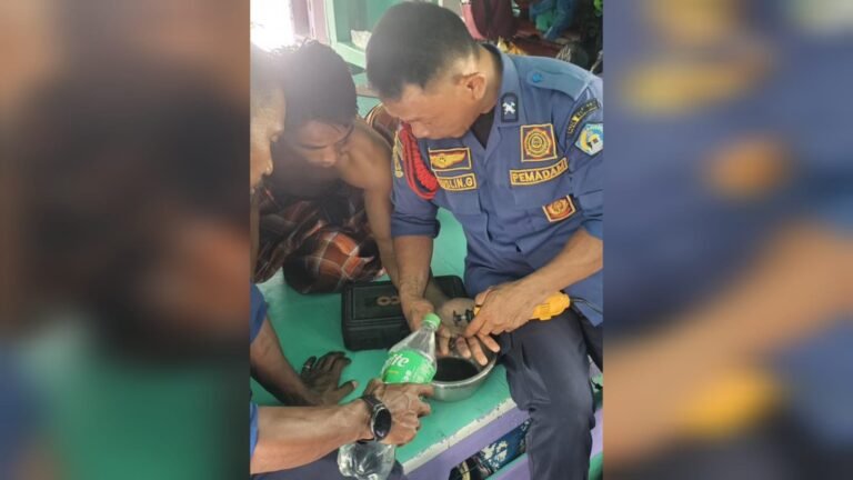 Damkar Kendari Lepas Cincin Tersangkut di Jari Warga