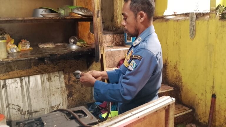 Damkar Kendari Evakuasi Tabung Gas Bocor di Kandai