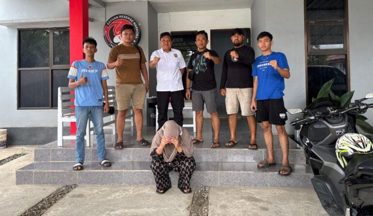 Polres Kolaka Tangkap IRT Pengedar Sabu, Suami Buron