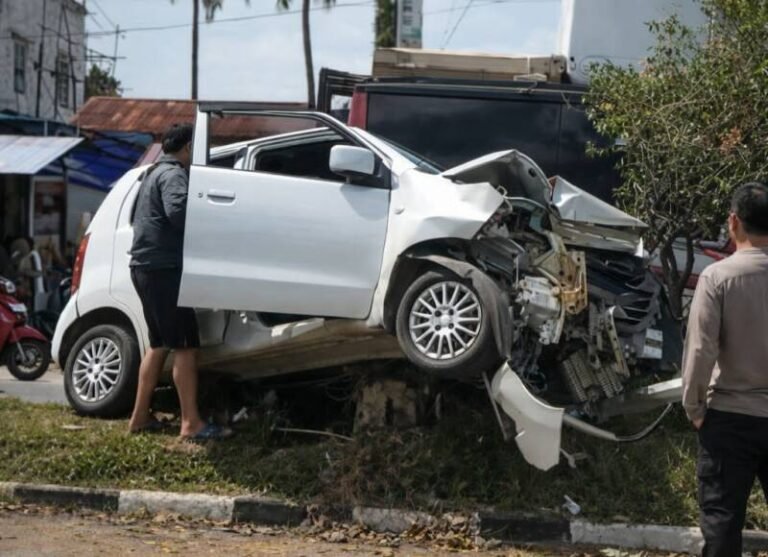Karimun Tabrak Tiang di Jalan Bandara Haluoleo, Sopir Selamat