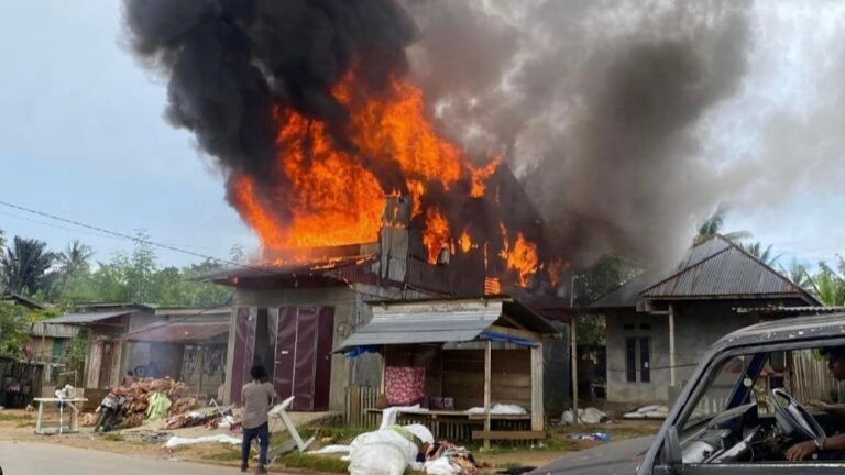 Anak Main Korek, Rumah Panggung di Muna Terbakar
