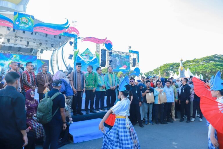 Gubernur Sultra Hadiri Pawai Budaya HUT ke-62