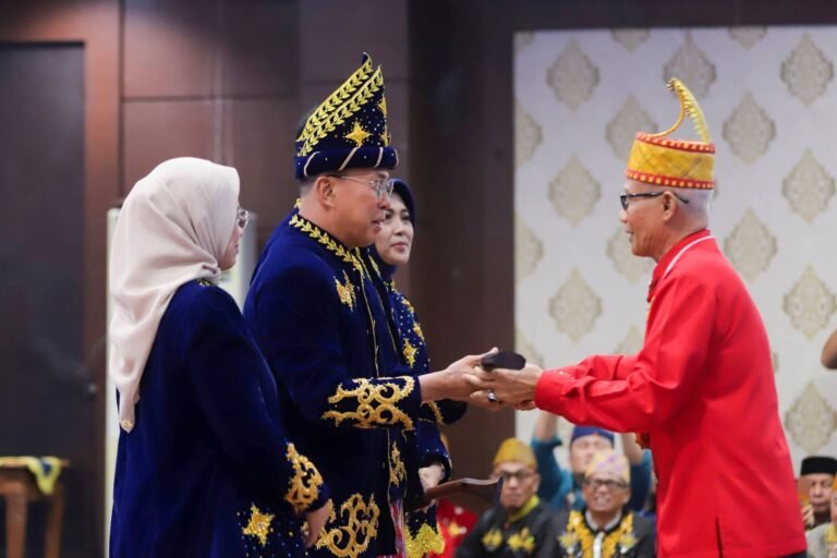 KASAU dan Gubernur Sultra Terima Gelar Adat Tolaki