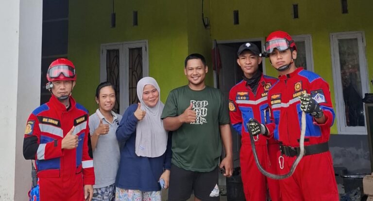 Damkar Kendari Evakuasi Ular Cobra di BTN Green Dirland