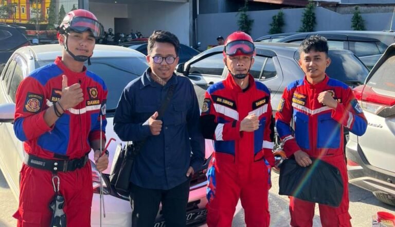 Damkar Kendari Evakuasi Mobil Terkunci di Vibe Coffee Mandonga