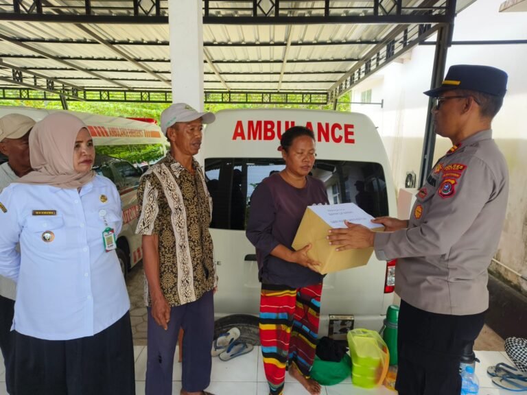 Polsek Batauga dan Forkopimcam Jenguk Korban Penikaman di RSUD Busel