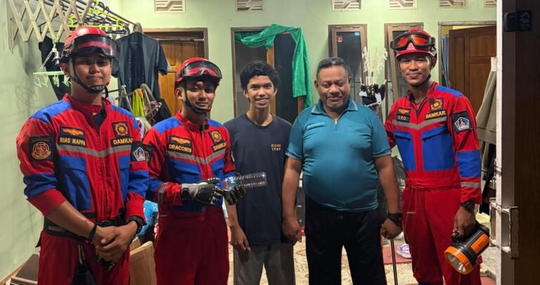 Damkar Kendari Evakuasi Ular Masuk Rumah di Watulondo