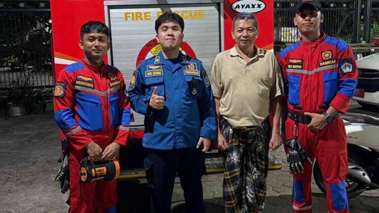 Damkar Kendari Evakuasi Sarang Tawon di Rumah Warga Mandonga