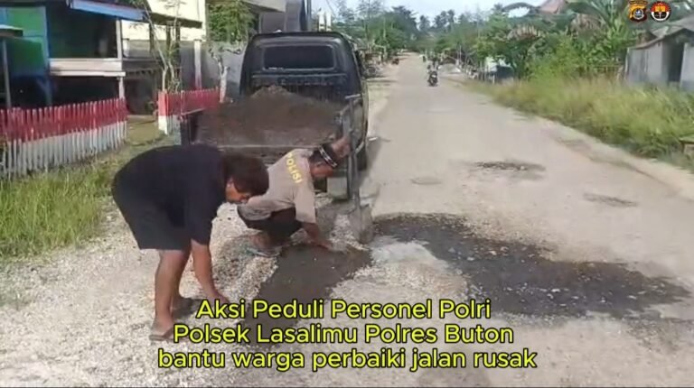 Personil Polsek Lasalimu Tambal Jalan Berlubang, Cegah Kecelakaan Warga