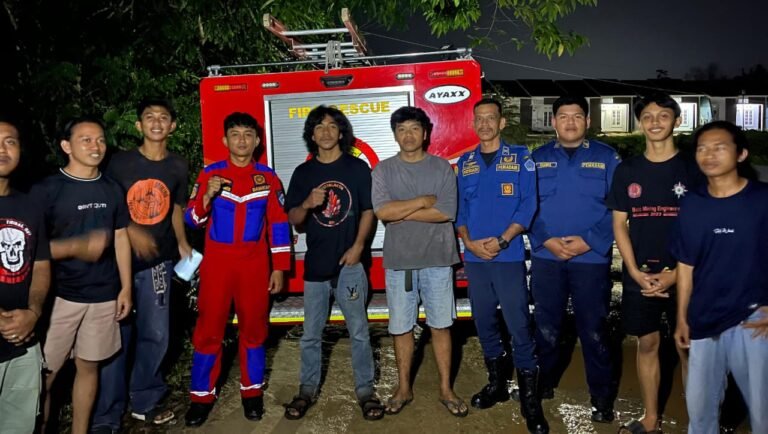 Damkar Kendari Evakuasi Sarang Tawon di Mandonga