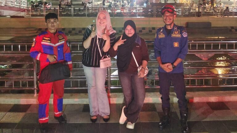 Damkar Kendari Evakuasi iPhone Jatuh di Drainase Kali Kadia