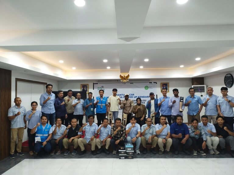PLN Nusantara Power dan IZI Sultra Salurkan Bantuan Kaki Palsu