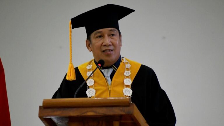 Wisuda UHO 2026, 702 Lulusan Dikukuhkan Rektor