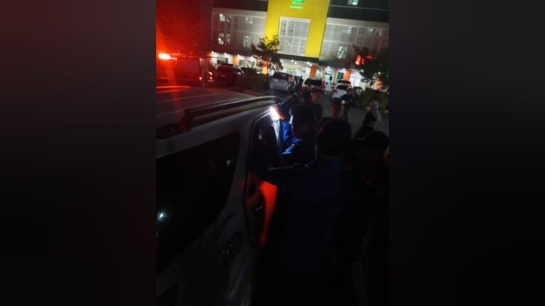 Damkar Kendari Evakuasi Mobil Terkunci di RS Hermina