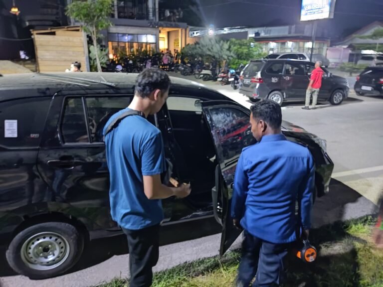Damkar Kendari Evakuasi Mobil Terkunci, Kunci Tertinggal di Dalam