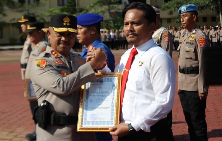 Kapolda Sultra Beri Reward 128 Personel Berprestasi